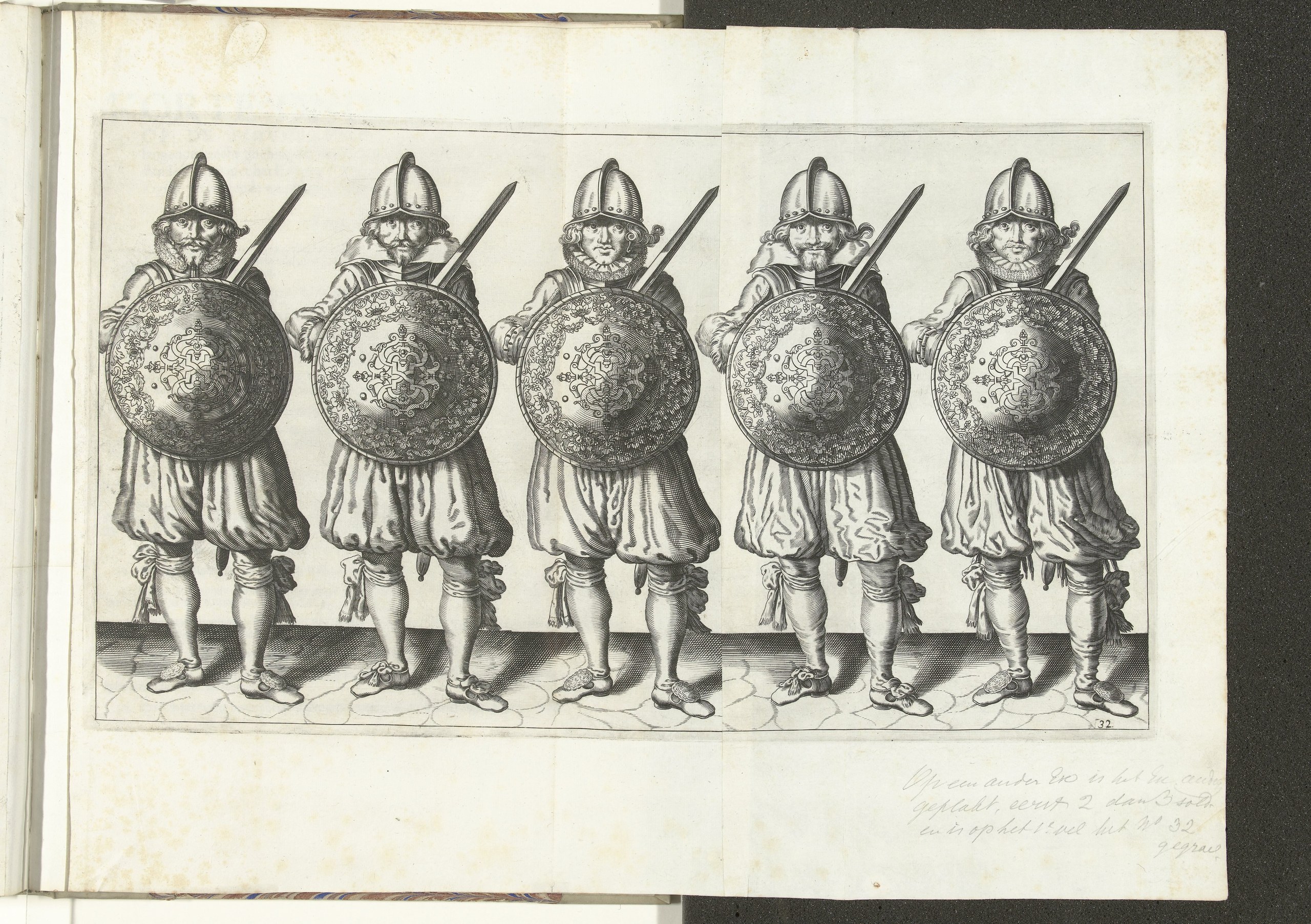 van Breen 1618 年操典第 32 幅：五个圆盾兵并排站着。荷兰国立博物馆 BI-B-FM-004-32，公版